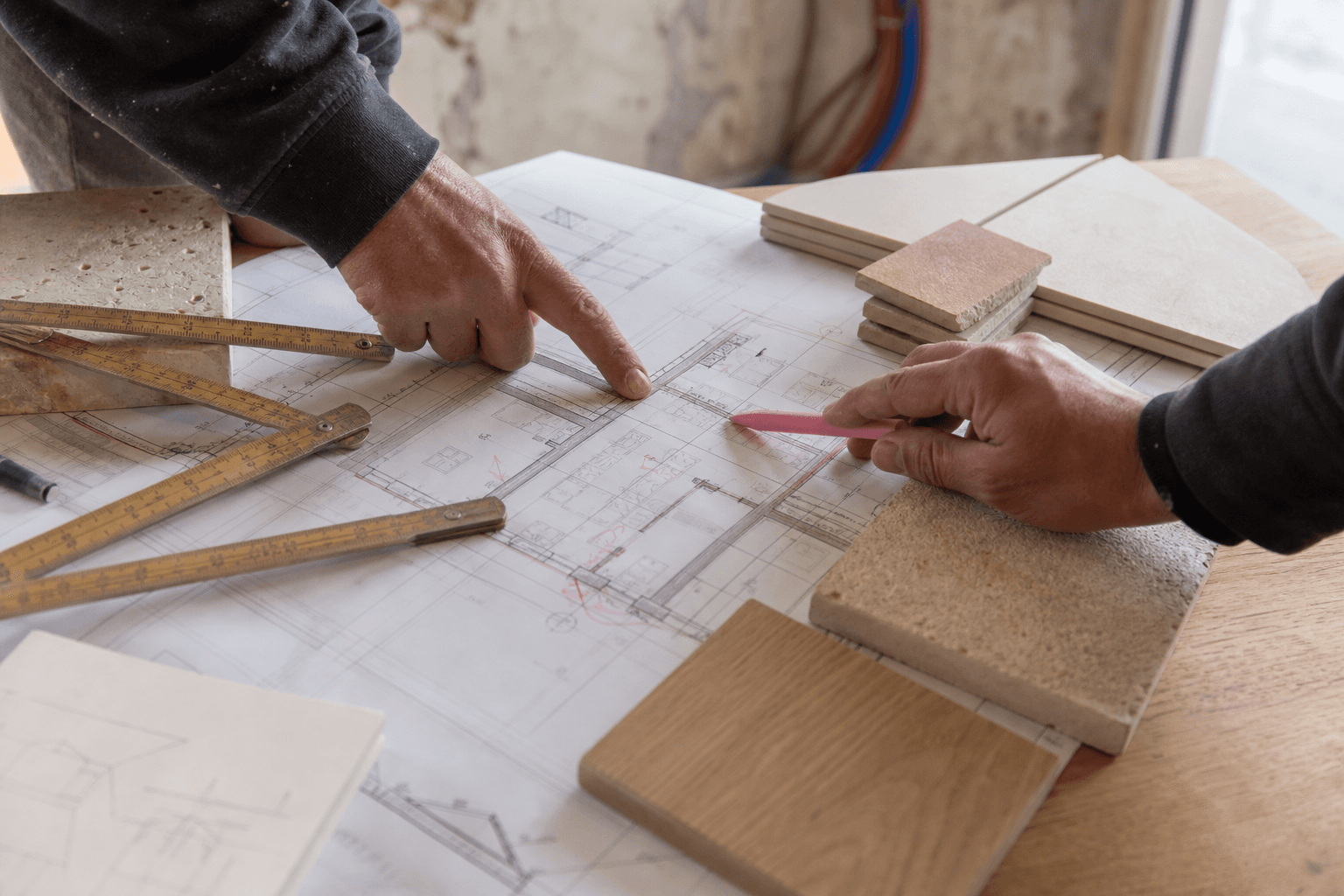 Plans et échantillons étudiés pour préparer une rénovation